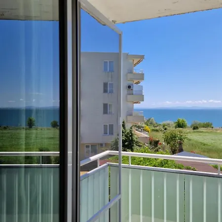 Aпартамент с две спални, кухня и хол Apartment